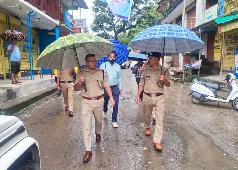 नन्दानगर पहुँचे एसपी सर्वेश पंवार,राहत व बचाव कार्यों का लिया जायजा