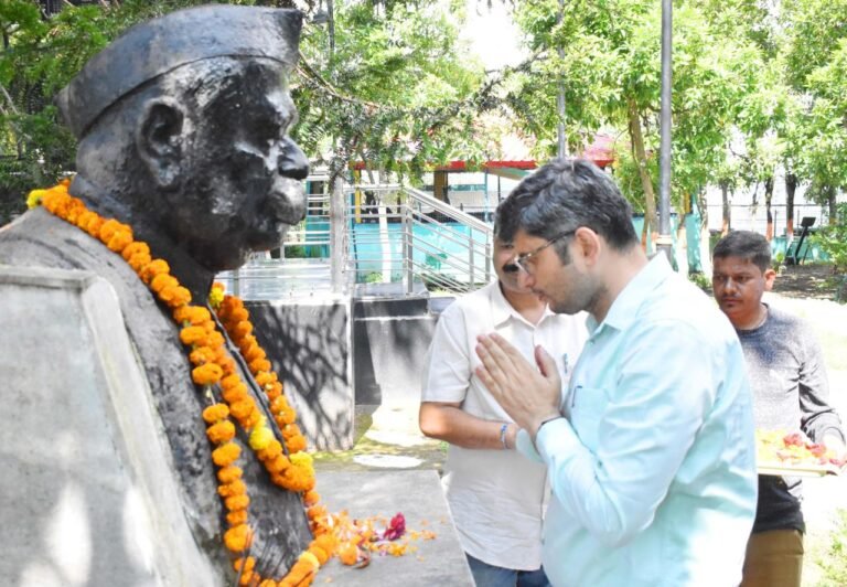 भारत रत्न पं0 गोविन्द बल्लभ पंत की 138 वीं जयंती पर जिलाधिकारी संदीप तिवारी, सहित अन्य लोगों ने शहीद स्मारक पार्क में,  प्रतिमा पर किया माल्यापर्ण