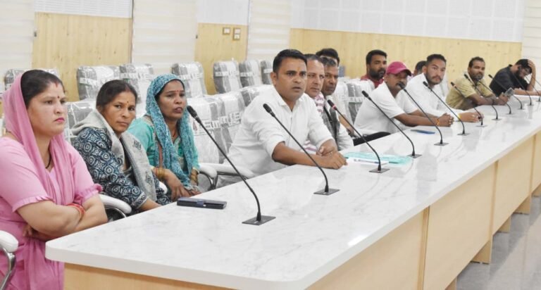 विष्णुगाड जल विद्युत परियोजना प्रभावित ग्रामीणों की समस्याओं को लेकर जिलाधिकारी के साथ बैठक संपन्न