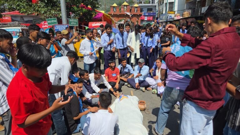 गोपेश्वर एनएसयूआई ने उच्च शिक्षा मंत्री धन सिंह रावत का किया पुतला दहन