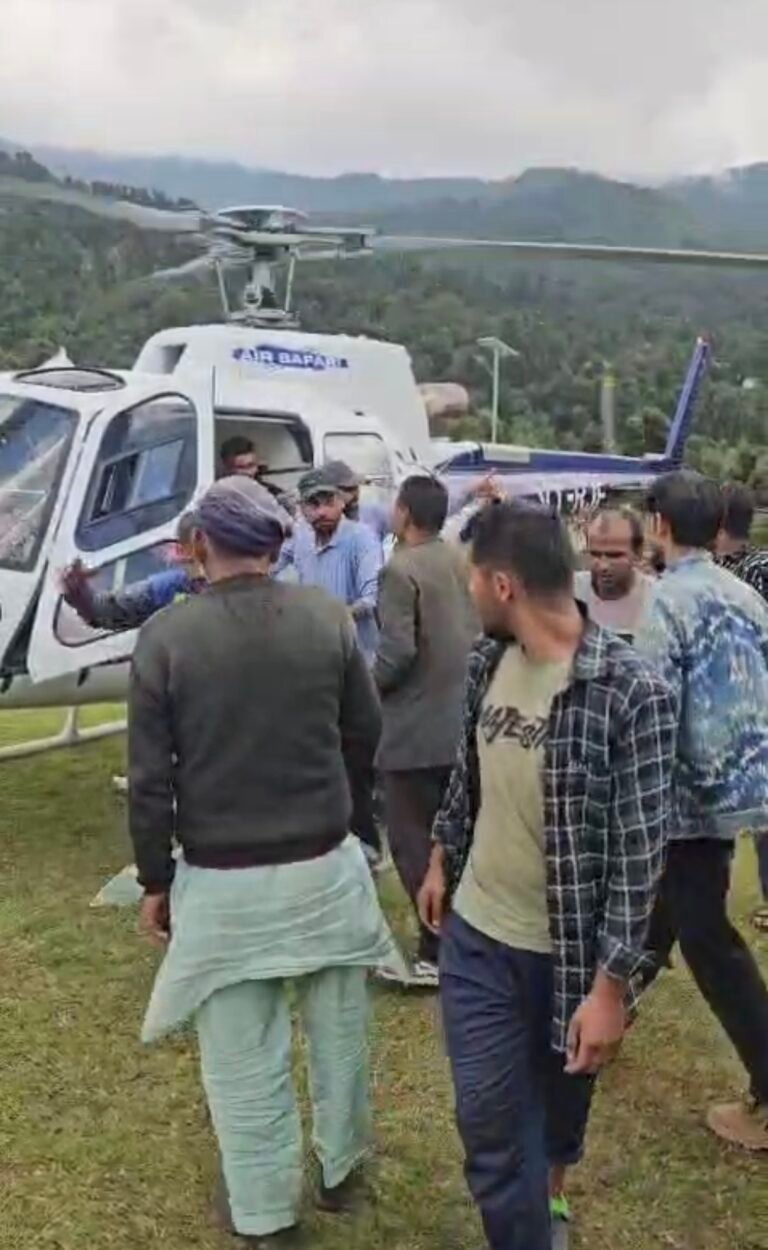 रविवार को तहसील प्रशासन द्वारा रतगांव एवं डूंगरी से दो गंभीर रूप से बीमार मरीजों को  हेलीकाप्टर से भेजा जौलीग्रांट