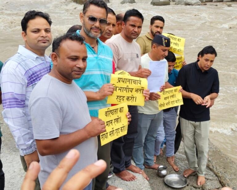 राजकीय शिक्षक संघ चमोली ने कर्णप्रयाग संगम तट पर किया विभागीय सीधी भर्ती नियमावली का तर्पण  