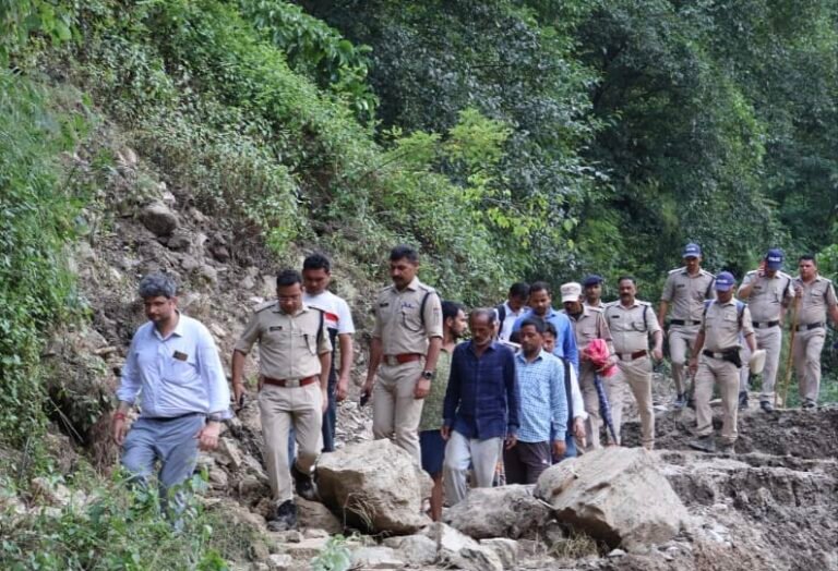 सड़क मार्ग बाधित होने पर दुर्गम रास्तो से डीएम और एसपी पंहुचें आपदा स्थल धुर्मा