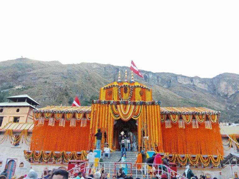 बदरीनाथ धाम में दीपावली पर्व को लेकर भव्य सजाया गया मंदिर परिसर, धाम में आज होगी लक्ष्मी पूजा