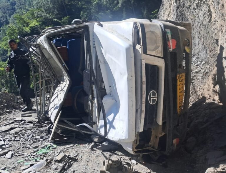 निजमुला विरही मोटरमार्ग काली चट्टान में वाहन के ऊपर गिरा पत्थर, वाहन चालक घायल