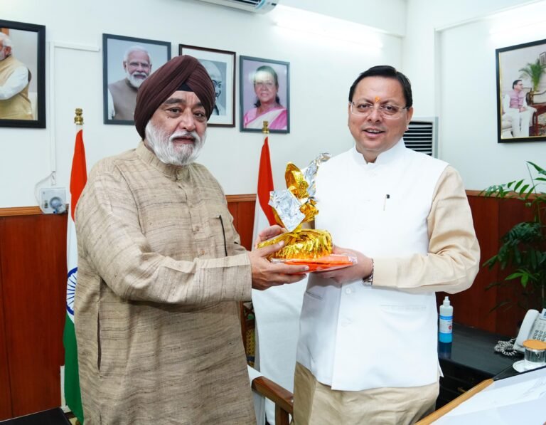 गुरुद्वारा श्री हेमकुंट साहिब मैनेजमेंट ट्रस्ट के अध्यक्ष नरेंद्र बिंद्रा ने मुख्यमंत्री धामी से की शिष्टाचार भेंट