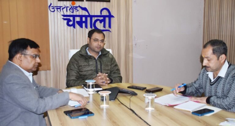 हेमकुंड और औली रोपवे को लेकर जिलाधिकारी ने ली समीक्षा बैठक