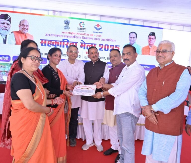 रुद्रप्रयाग सहकारिता मेले में 37.60 लाख रुपये के चैक एवं 05 माइक्रो एटीएम किये वितरित