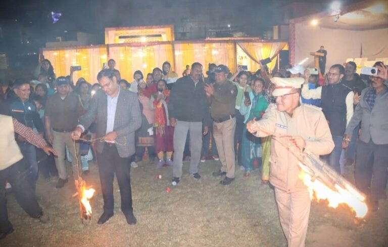 चमोली में ईगास बग्वाल की धूम, डीएम और एसपी ने थामी ‘भैलू’ की कमान