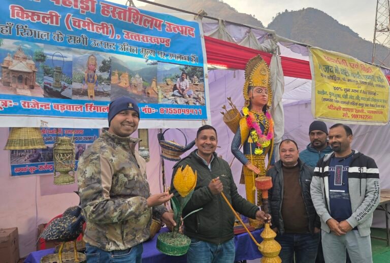 बंड विकाश मेले में प्रदीप कुमार द्वारा बनाये मंदिर के डिज़ायनों और दरमानी लाल के रिंगाल उत्पादों की धूम