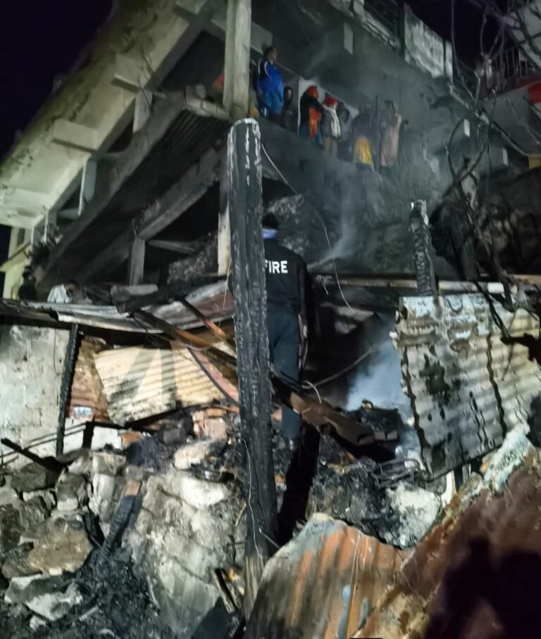 फायर सर्विस की मुस्तैदी से बड़ी दुर्घटना टली,आधी रात को कोतवाली ज्योतिर्मठ क्षेत्र में लगी आग