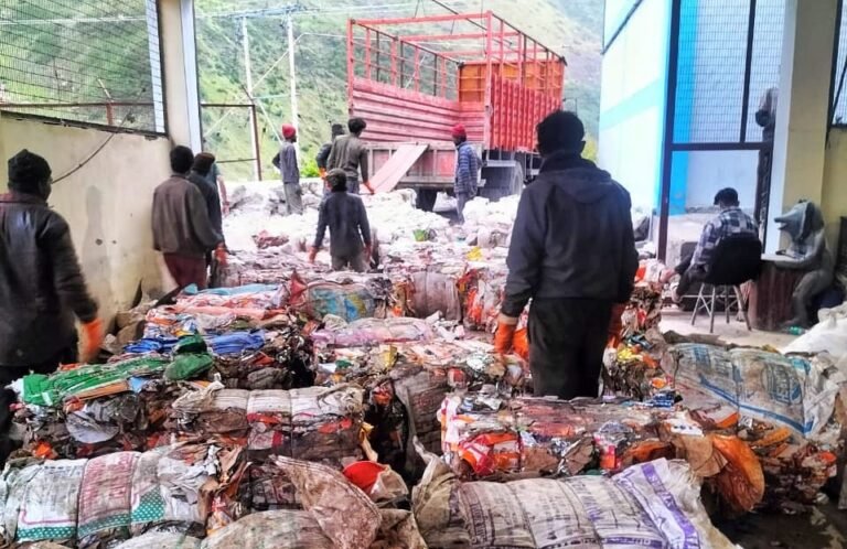 बदरीनाथ नगर पंचायत ने यात्रा काल में कूड़े से की 8 लाख से अधिक की आय