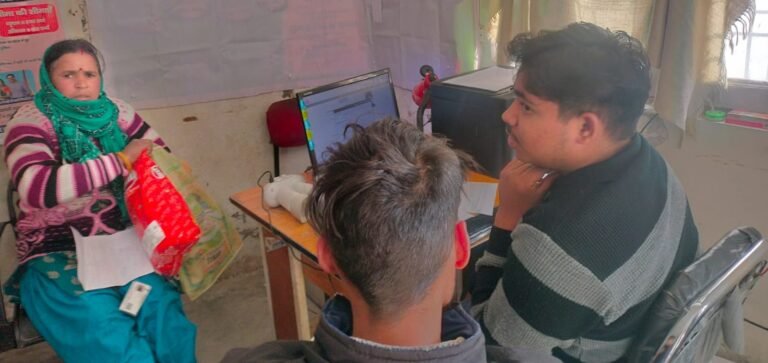 आधार कार्ड बनाने में पीपलकोटी डाक कर्मचारियों की मनमानी