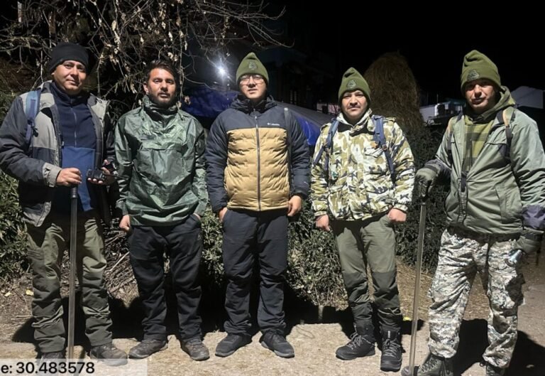 कुंवारी पास ट्रैक पर दिल्ली के लापता पर्यटक का वन विभाग ने किया सफल रेस्क्यू