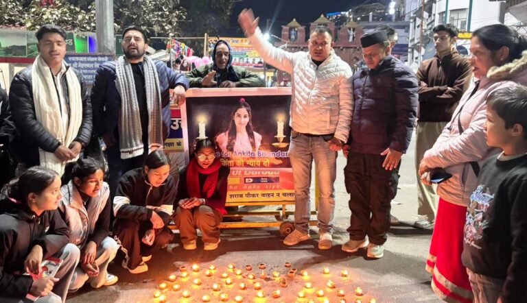 अंकिता भंडारी को न्याय दिलाने के लिए कांग्रेसियों ने दीये जलाकर नारेबाजी के साथ किया प्रदर्शन