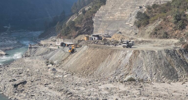 टीएचडीसी ने अलकनंदा नदी को ही बना दिया डंपिंग जोन 