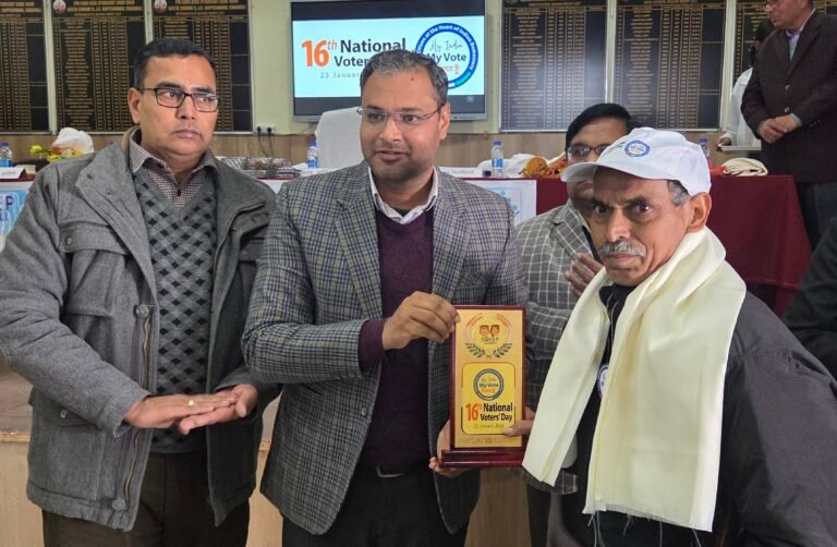 18 वर्ष से अधिक आयु के छात्र-छात्राएं जरूर करें अपने मताधिकार का प्रयोगःजिलाधिकारी