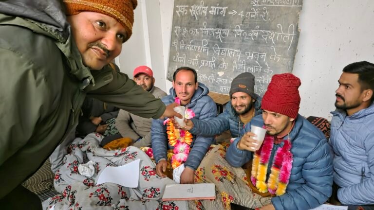 उपजिलाधिकारी के आश्वासन के बाद अभिभावकों का आमरण अनशन समाप्त