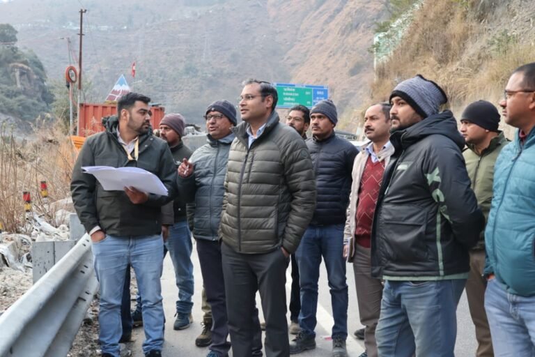 चारधाम यात्रा से पहले सड़कें होंगी सुरक्षित, शीघ्र शुरू होंगे सीवर-ड्रेनेज कार्य : जिलाधिकारी