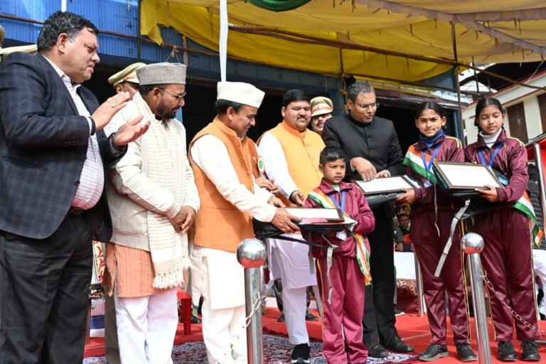 चमोली में प्रभारी मंत्री डॉ. धन सिंह रावत ने ध्वजारोहण कर, परेड की सलामी ली