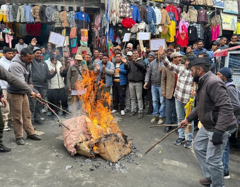 सलुड डूंग्रा-बरोसी सड़क भ्रष्टाचार की भेंट चढ़ी, ग्रामीण ढोल-दमाऊ संग सडकों पर उतरे