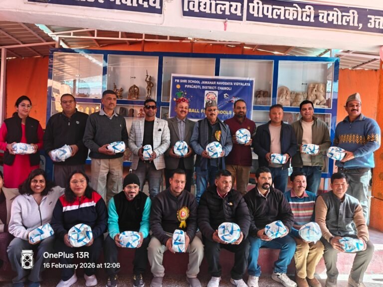 फुटबॉल फॉर स्कूल योजना के तहत विभिन्न विद्यालयों के प्रतिनिधियों को किया फुटबॉल वितरण 