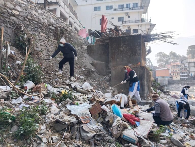 निरंकारी मिशन सेवादल के लोगो ने कर्णप्रयाग संगम पर चलाया सफाई अभियान