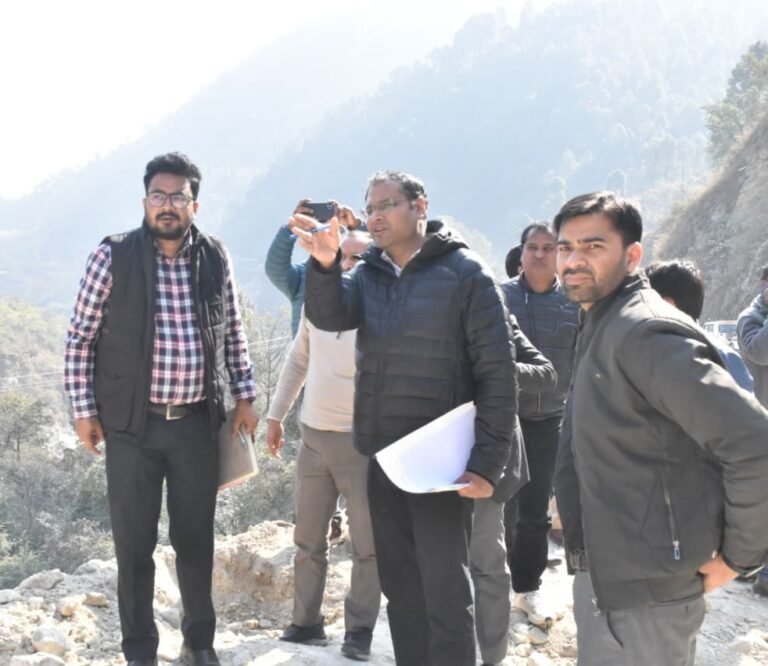 सादगी:टेम्पो ट्रैबलर में बैठकर डीएम और  एसपी ने किया बदरीनाथ हाईवे का निरीक्षण
