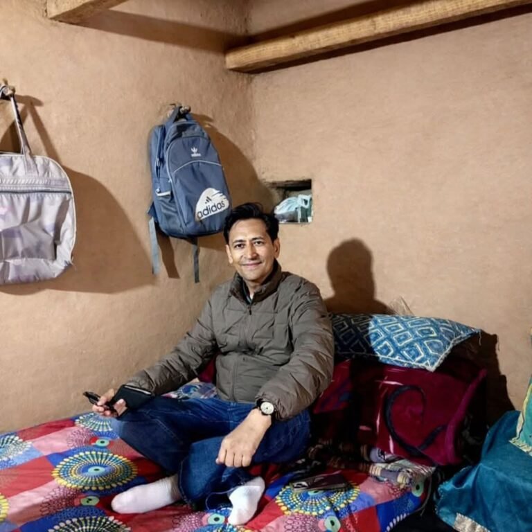 पुरानी यादों की दहलीज पर IAS दीपक रावत: पौड़ी के मंगला कोटी गांव पहुंचे, सादगी और संस्कारों को बताया असली ‘पूंजी’