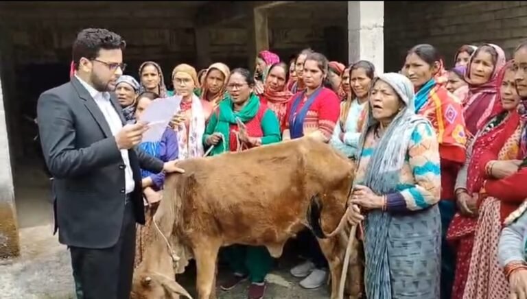 आवारा पशुओं से परेशान महिलाऐ गाय को लेकर पहुंची तहसील