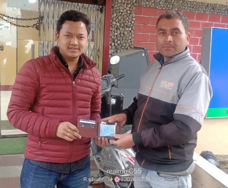 ईमानदारी की मिसाल: गोपेश्वर-पोखरी मार्ग पर मिला रुपयों से भरा पर्स, सुरक्षित लौटाया