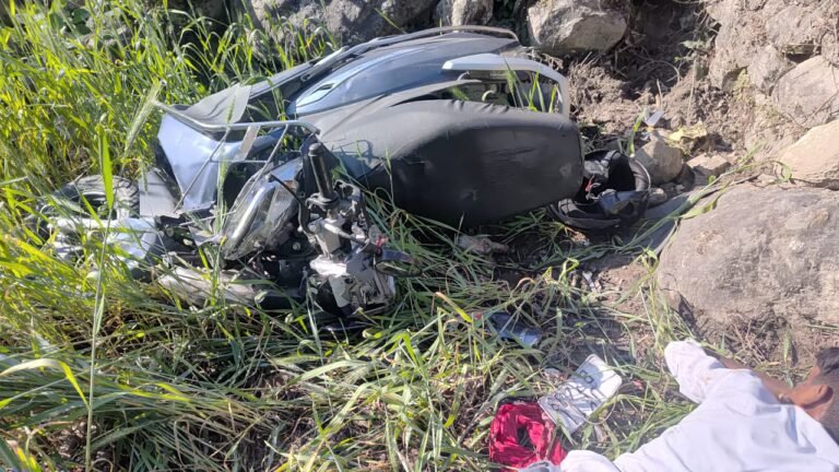 नंदप्रयाग: स्कूटी अनियंत्रित होकर पोल से टकराई, दो स्कूली छात्र गंभीर रूप से घायल