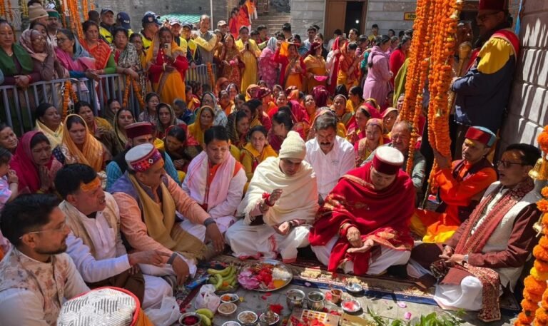भक्तिमय माहौल में बदरीनाथ धाम के लिए रवाना हुई आदिगुरु शंकराचार्य की गद्दी, पांडुकेश्वर पहुँची देवडोलियाँ