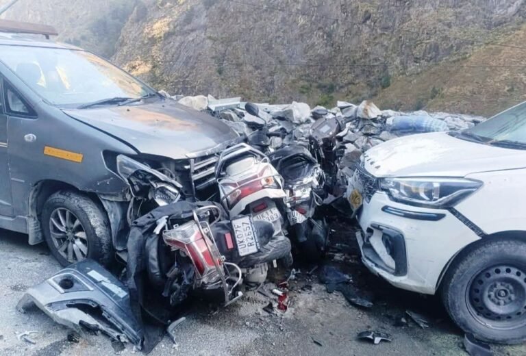 पांडुकेश्वर में तेज रफ्तार का कहर,अनियंत्रित वाहन ने पार्किंग में खड़ी कई बाइकों को रौंदा