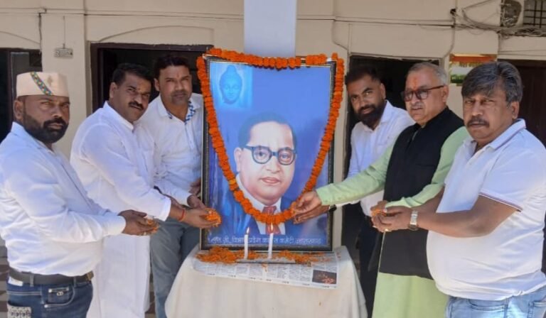 समाजसेवी मोहन खत्री को बाबा साहब की जयंती पर किया गया सम्मानित