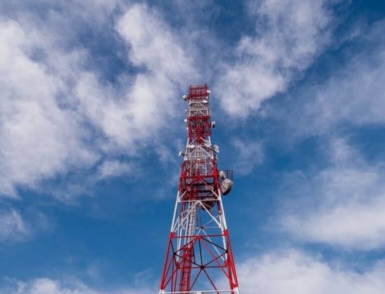 तैयार होकर भी ‘सफेद हाथी’ बना मोबाइल टावर, नेटवर्क के लिए ग्रामीण 10 किमी चलने को मजबूर