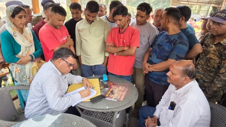 वनाग्नि बुझाते समय युवक की मौत, परिवार को 15 लाख सहायता का लिखित आश्वासन