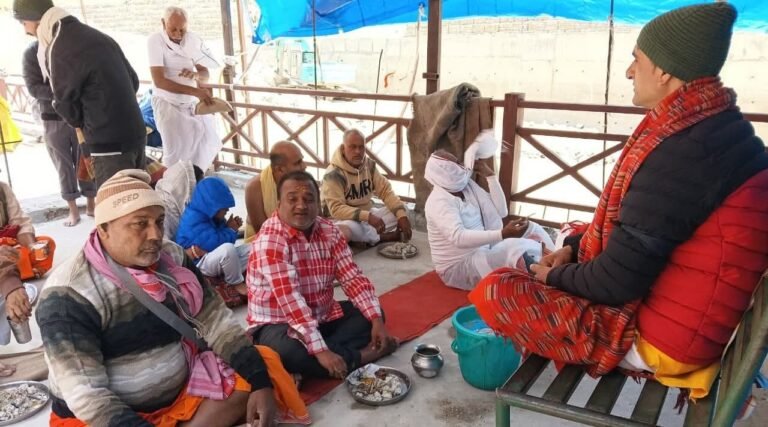 बद्रीनाथ के ब्रह्मकपाल में तीर्थ पुरोहितों ने काली पट्टी बांधकर किया विरोध प्रदर्शन