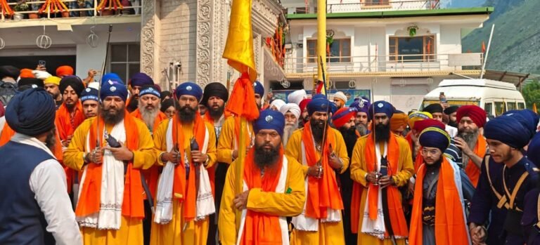 पंच प्यारों की अगुवाई में  गोविंदघाट से हेमकुंड साहिब के  लिए  श्रद्धालुओं का पहला जत्था रवाना,  कल खुलेंगे कपाट