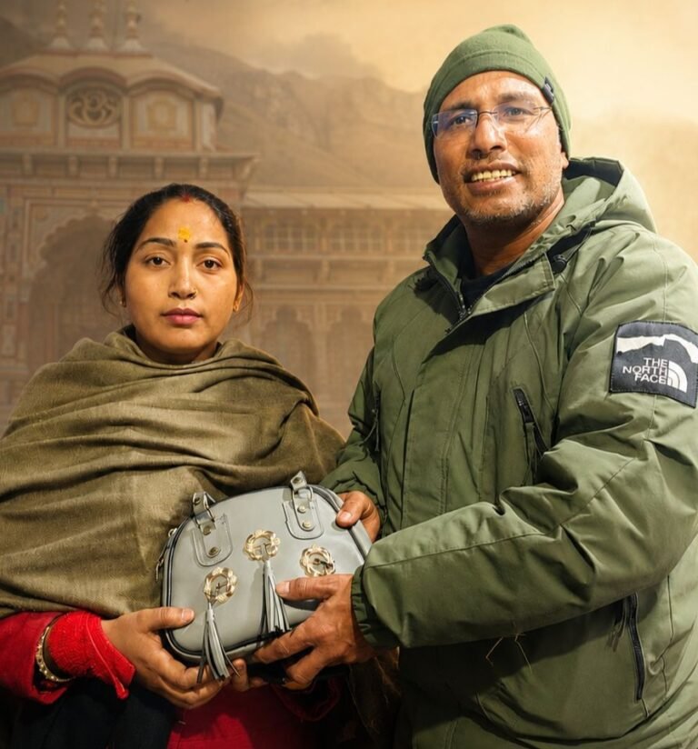 खाकी का मानवीय चेहरा: सिपाही ने ईमानदारी की मिसाल पेश कर महिला को लौटाया खोया पर्स