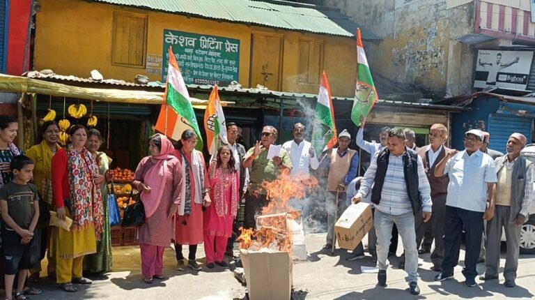 पेट्रोल डीजल की मूल्यवृद्धि के खिलाफ जिला मुख्यालय पर कांग्रेसियों का भाजपा के खिलाफ प्रदर्शन