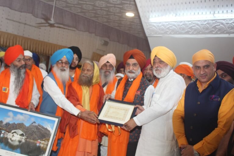 पंज प्यारों के अगवाई में ऋषिकेश से पहला जत्था हेमकुंड के लिए रवाना