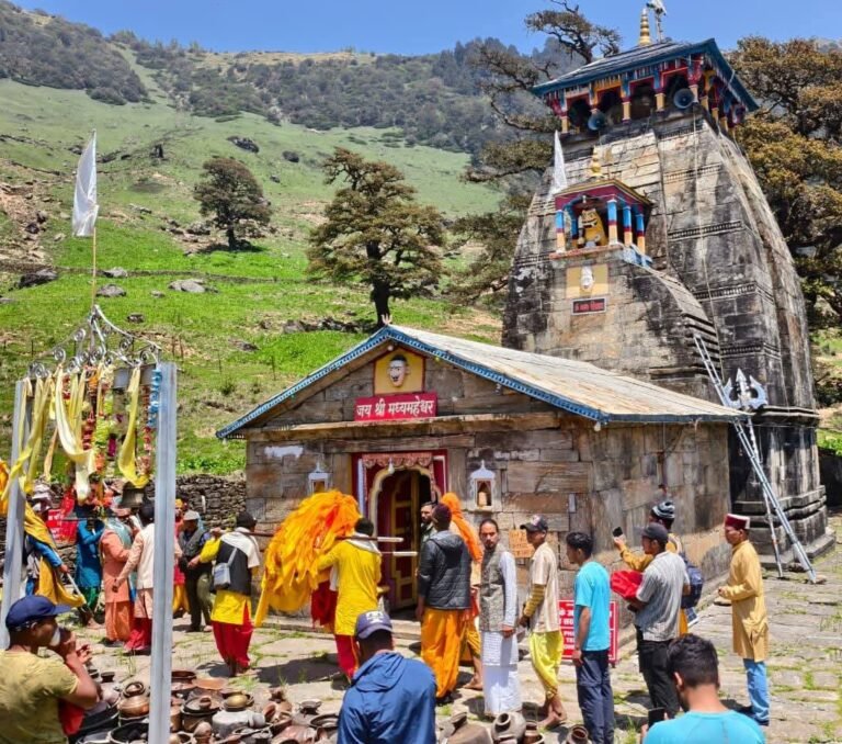 वैदिक मंत्रोच्चारण और जयकारों के बीच खुले द्वितीय केदार मद्महेश्वर धाम के कपाट