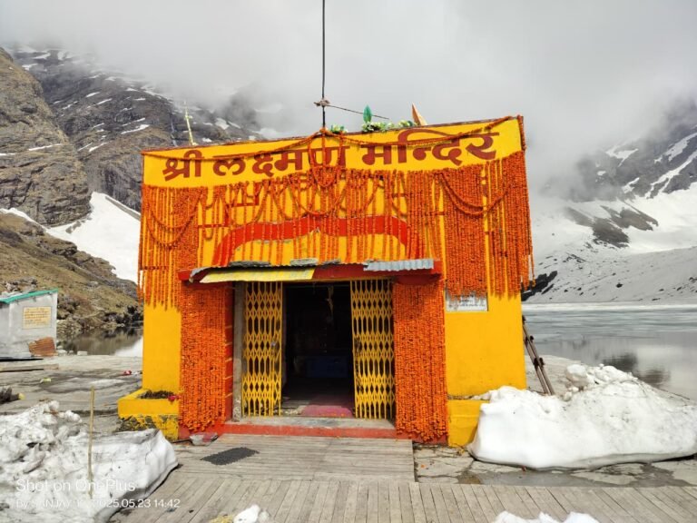 भ्यूंडार घाटी में स्थित पौराणिक तीर्थ लोकपाल लक्ष्मण मंदिर के खुले कपाट