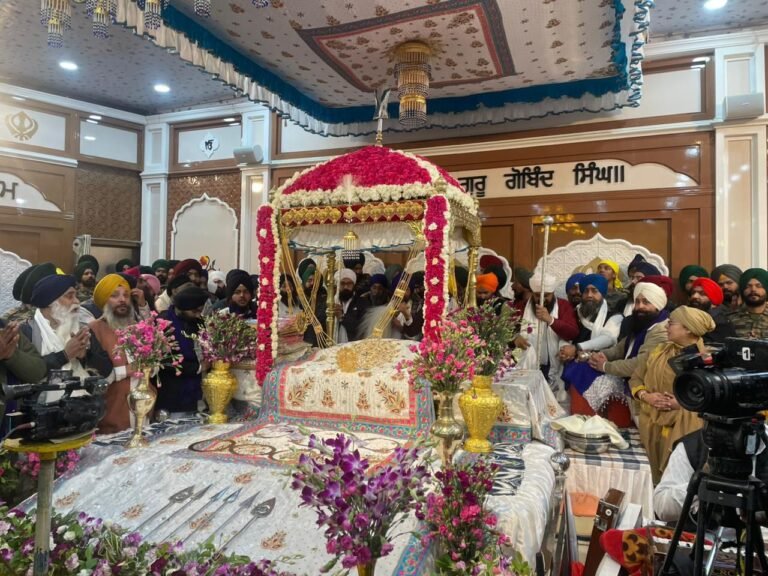 हेमकुंड साहिब के कपाट विधि-विधान से खुले, पहले दिन 6,500 श्रद्धालुओं ने टेका मत्था