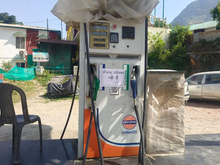 पीपलकोटी से बद्रीनाथ तक ईंधन संकट: पेट्रोल पंपों पर लटके ‘नो स्टॉक’ के बोर्ड, यात्री परेशान