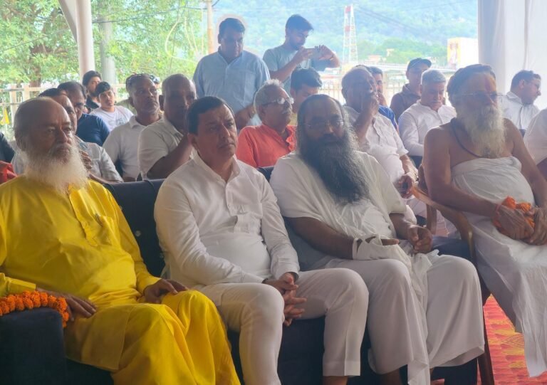 गंगा तट पर गूंजी प्रधानमंत्री की ‘मन की बात’, संत और कार्यकर्ताओं ने सामूहिक रूप से सुना प्रसारण