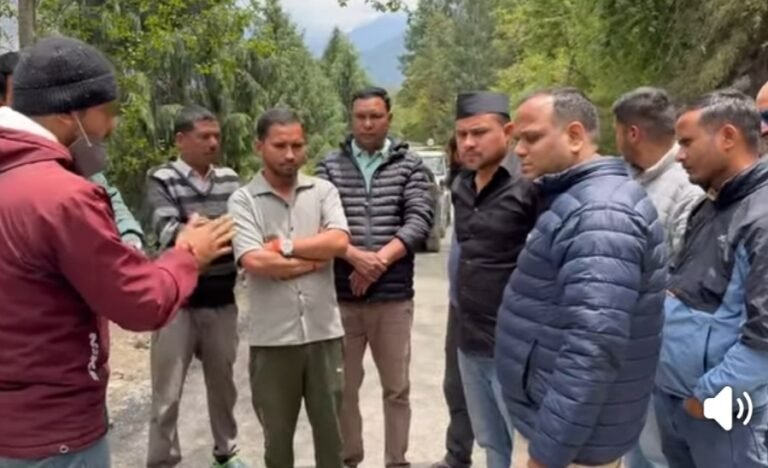 हेलंग-उर्गम मार्ग की बदहाली पर फूटा जनाक्रोश, गुणवत्ता में कमी मिलने पर काम रोका गया