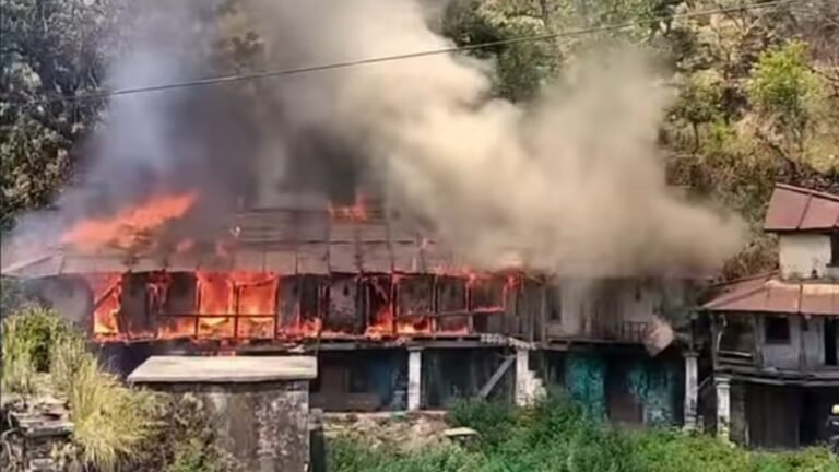 थराली: भीषण अग्निकांड में 100 साल पुराना ऐतिहासिक ‘कपूर गली भवन’ जलकर राख