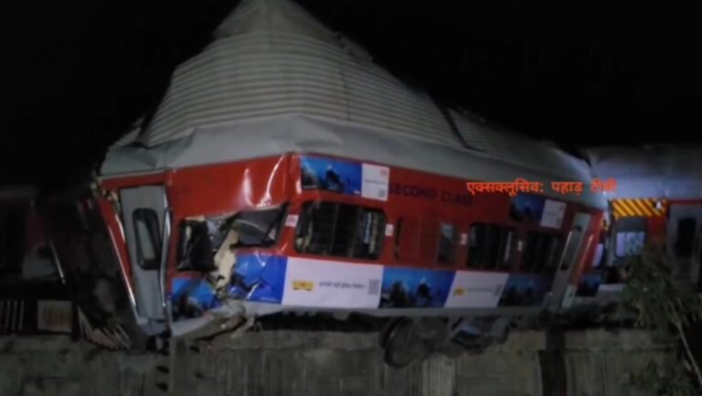 ऋषिकेश रेलवे स्टेशन के समीप सोमवार देर रात एक बड़ा ट्रेन हादसा होने से टला